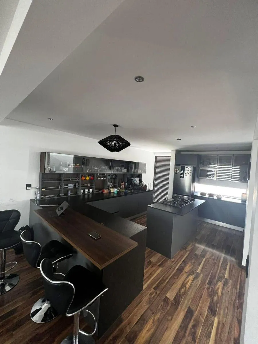 Casa en Tres Niveles con Sótano · 4 Recámaras y 4 Baños · Juriquilla — foto 2