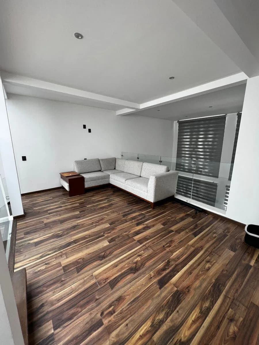 Casa en Tres Niveles con Sótano · 4 Recámaras y 4 Baños · Juriquilla — foto 3