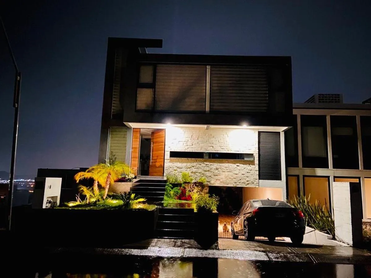 Casa en Tres Niveles con Sótano · 4 Recámaras y 4 Baños · Juriquilla