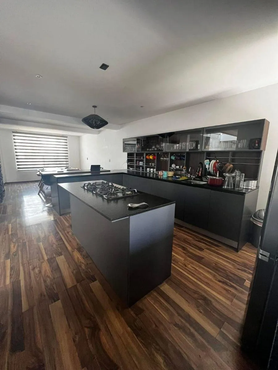 Casa en Tres Niveles con Sótano · 4 Recámaras y 4 Baños · Juriquilla — foto 7